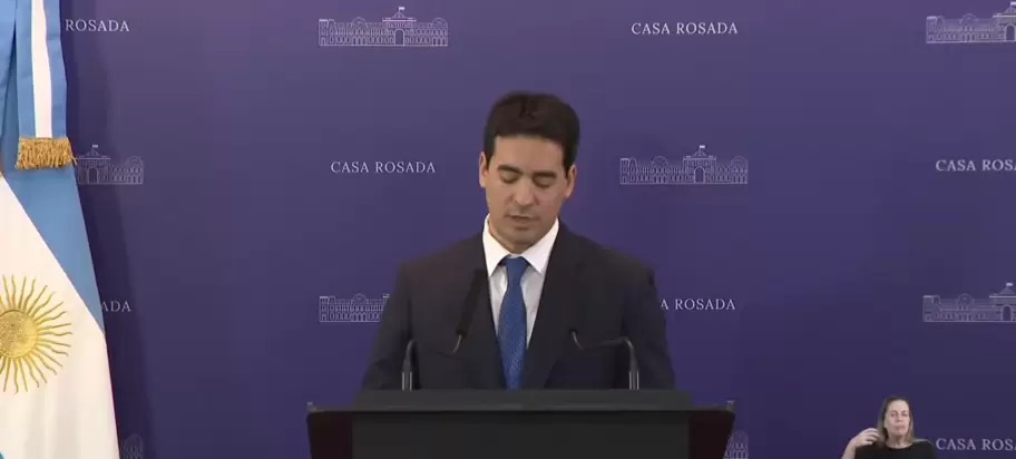 Adri�n Ravier no pod�a sacar la vista del texto que le�a y muy pocas veces mir� a los periodistas en Casa Rosada
