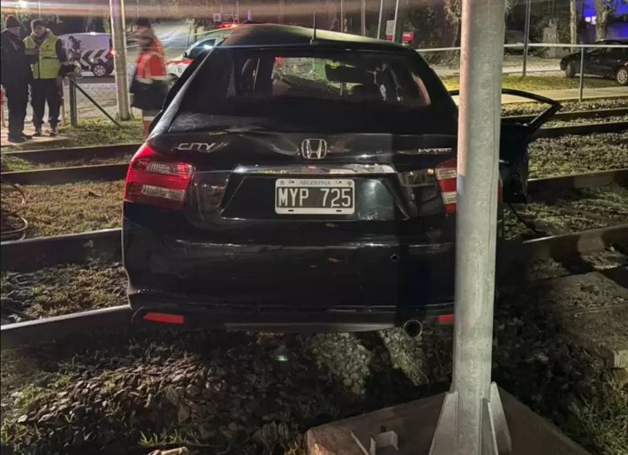As� qued� el Honda Civic de Ernestina Pais, tras ser arrollado por el Tren de la Costa a la altura de San Isidro.