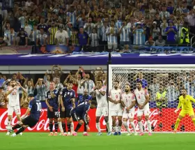 Lionel Messi cuando agarr� el tiro libre con el que meti� el 3 a 1 de Argentina sobre Jordania.