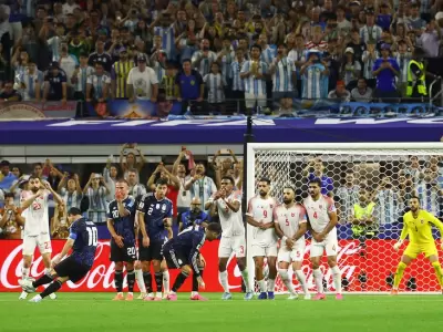 Lionel Messi cuando agarr� el tiro libre con el que meti� el 3 a 1 de Argentina sobre Jordania.