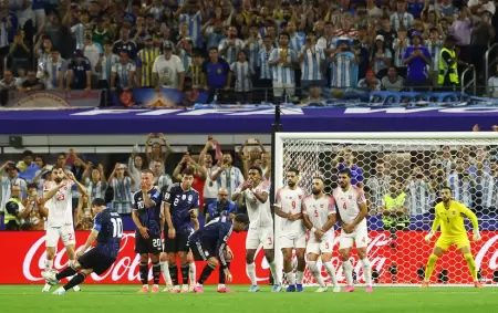 Lionel Messi cuando agarr� el tiro libre con el que meti� el 3 a 1 de Argentina sobre Jordania.
