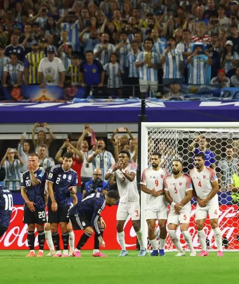 Lionel Messi cuando agarr� el tiro libre con el que meti� el 3 a 1 de Argentina sobre Jordania.