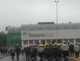 Los trabajadores de Tenaris SIAT en el ingreso a la planta de Valent�n Alsina.