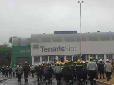 Los trabajadores de Tenaris SIAT en el ingreso a la planta de Valent�n Alsina.