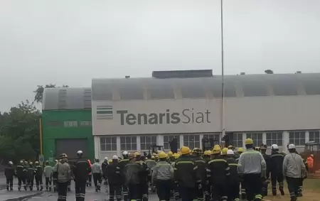 Los trabajadores de Tenaris SIAT en el ingreso a la planta de Valent�n Alsina.