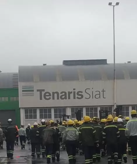 Los trabajadores de Tenaris SIAT en el ingreso a la planta de Valent�n Alsina.