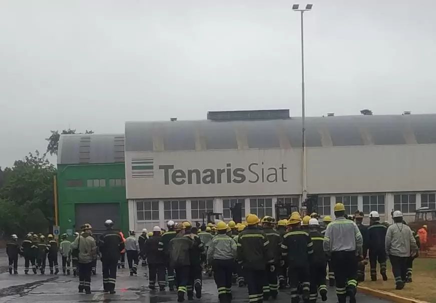 Los trabajadores de Tenaris SIAT en el ingreso a la planta de Valent�n Alsina.