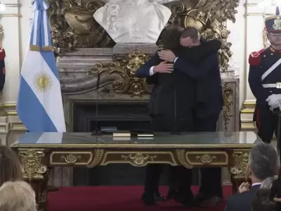 El abrazo de Manuel Adorni, Javier Milei y Diego Santilli tras la asunci�n como jefe de Gabinete de "El Colo".
