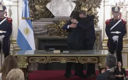 El abrazo de Manuel Adorni, Javier Milei y Diego Santilli tras la asunci�n como jefe de Gabinete de "El Colo".