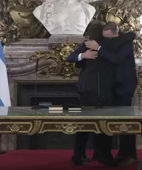 El abrazo de Manuel Adorni, Javier Milei y Diego Santilli tras la asunci�n como jefe de Gabinete de "El Colo".