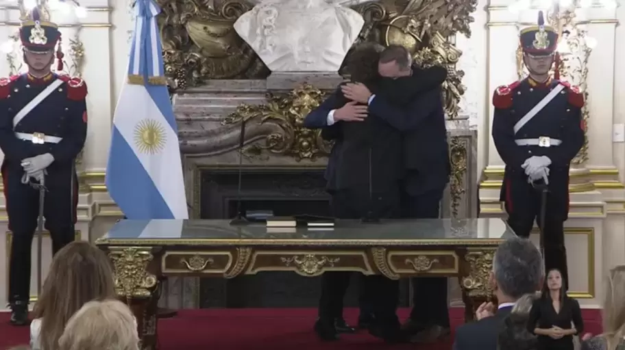 El abrazo de Manuel Adorni, Javier Milei y Diego Santilli tras la asunción como jefe de Gabinete de "El Colo".