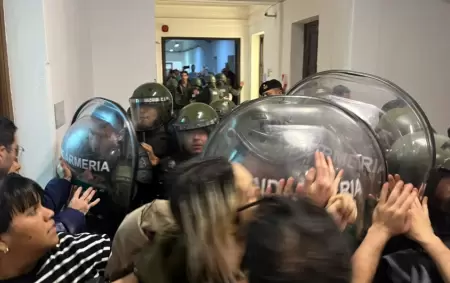 Mart�n Porro, tuvo que abandonar las instalaciones escoltado por efectivos de Gendarmer�a Nacional