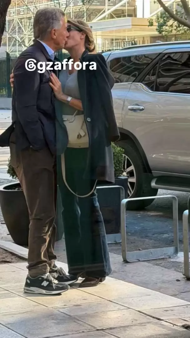 Mauricio Macri y Lola Teuly a los besos