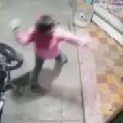 Terror en un kiosco de Merlo: el dueño les pidió que se fueran a discutir a otra parte y le destrozaron el comercio