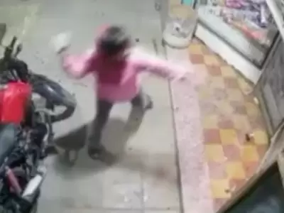 Violencia en Merlo: se enojaron con el kiosquero porque les pidió que se fueran de la vereda y le rompieron los vidrios a patadas - Image 1