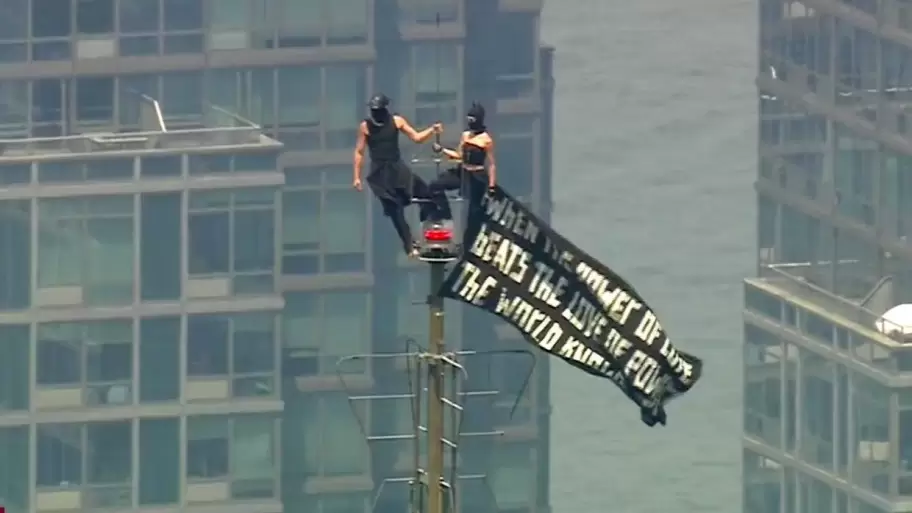 Escal� la cima del Empire State con su pareja, le popuso casamiento en la cima y desplegaron una bandera por la paz
