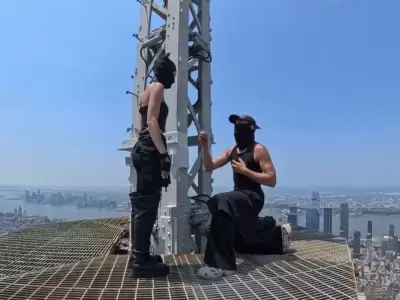 Escal� la cima del Empire State con su pareja, le popuso casamiento en la cima y desplegaron una bandera por la paz