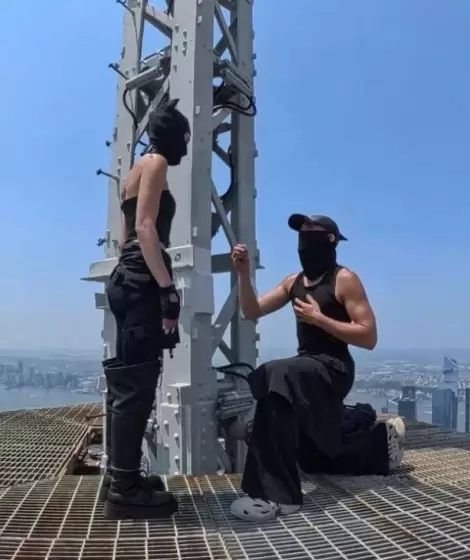 Escal� la cima del Empire State con su pareja, le popuso casamiento en la cima y desplegaron una bandera por la paz