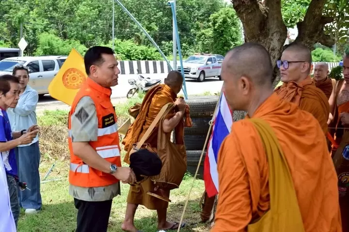 Tragedia en Tailandia: un niño de 11 años atropelló a una columna de monjes budistas