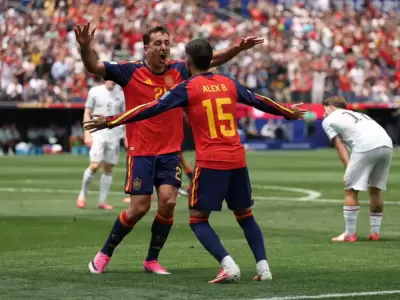 El abrazo entre Mikel Oyarzabal y Alex Baena en la goleada 3 a 0 de Espa�a sobre Austria.