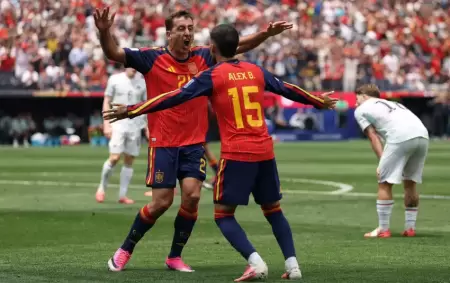 El abrazo entre Mikel Oyarzabal y Alex Baena en la goleada 3 a 0 de Espa�a sobre Austria.