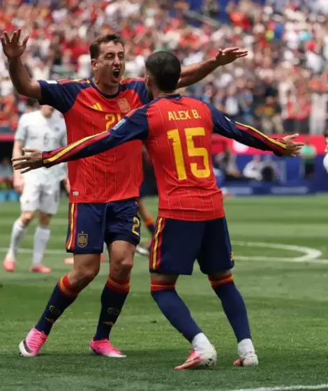 El abrazo entre Mikel Oyarzabal y Alex Baena en la goleada 3 a 0 de Espa�a sobre Austria.