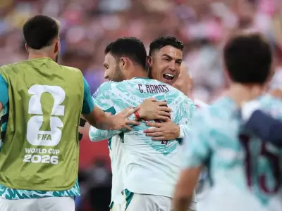 El abrazo entre Gon�alo Ramos y Cristiano Ronaldo, autores de los dos goles con los que Portugal pas� a Octavos de Final y dej� afuera a Croacia.