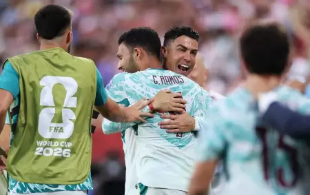 El abrazo entre Gon�alo Ramos y Cristiano Ronaldo, autores de los dos goles con los que Portugal pas� a Octavos de Final y dej� afuera a Croacia.