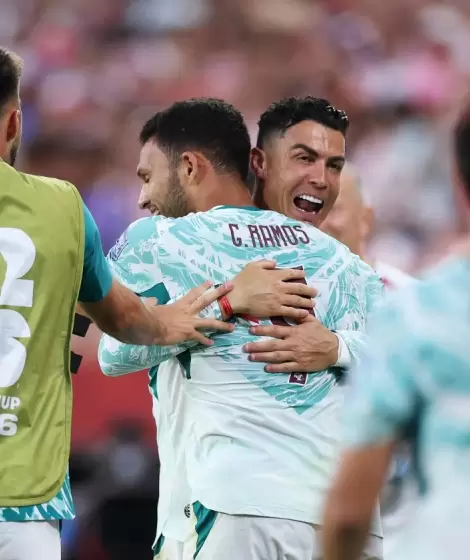 El abrazo entre Gon�alo Ramos y Cristiano Ronaldo, autores de los dos goles con los que Portugal pas� a Octavos de Final y dej� afuera a Croacia.