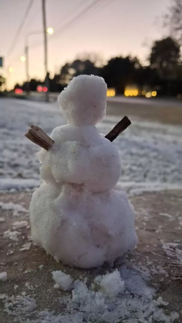 Un pequeño muñeco de nieve en Sierra de los Padres