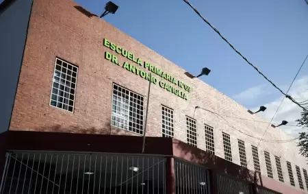 Momentos de mucha tensi�n en la Escuela Primaria N� 69 "Dr. Antonio Caviglia"