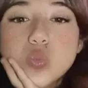 Video: una adolescente de 14 años fue asesinada de un tiro en la cabeza durante un tiroteo narco