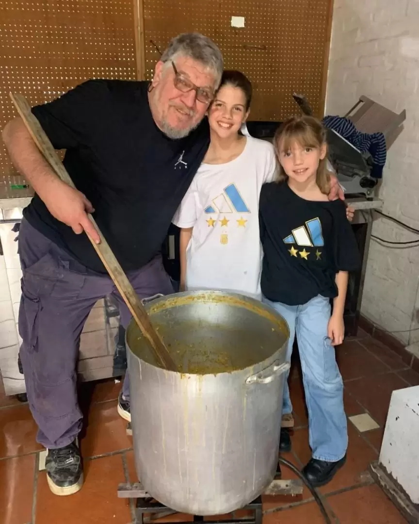 Juan Carlos Icardi junto a sus nietas