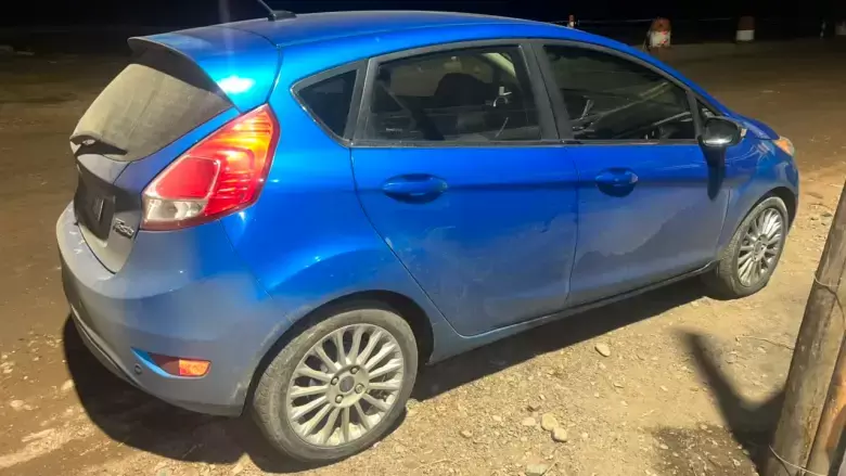 El Ford Fiesta azul tras entregarse Samuel Andr�s Capell�n