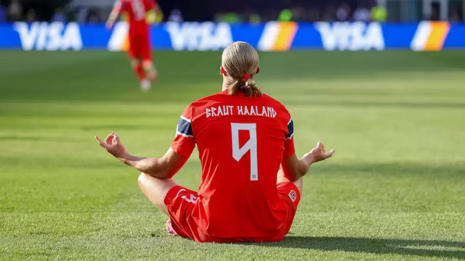 En la cancha, Haaland rompe récord y fuera enamora a las redes