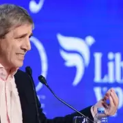 Caputo anunci� que sobran u$s3.700 millones para pagar deuda y confes� que le pidieron "hacer explotar todo"