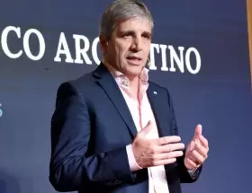 Caputo apuesta a un delicado equilibrio para pagar la deuda