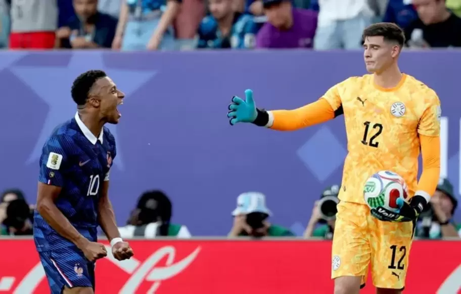 Kylian Mbapp� le neg� el saludo al arquero de Paraguay tras el triunfo de Francia