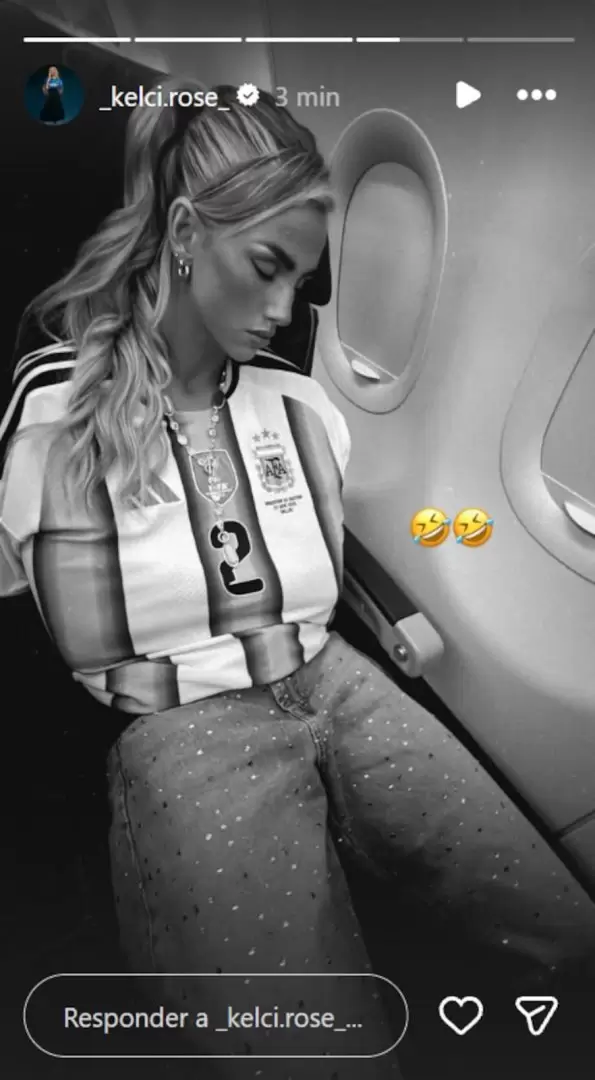 Kelci Rose, pareja de Marcos Senesi, viajó con la camiseta de Argentina