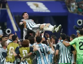 Lionel Messi y el amor de sus compa�eros, tras la victoria de Argentina frente a Egipto.