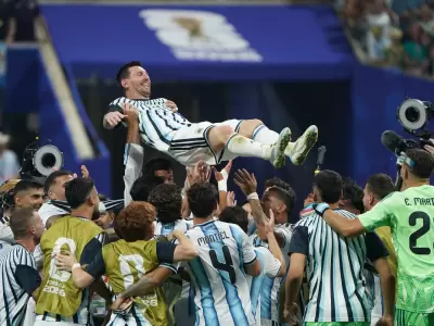 Lionel Messi y el amor de sus compa�eros, tras la victoria de Argentina frente a Egipto.