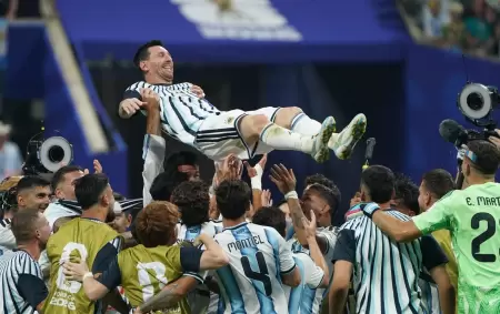 Lionel Messi y el amor de sus compa�eros, tras la victoria de Argentina frente a Egipto.