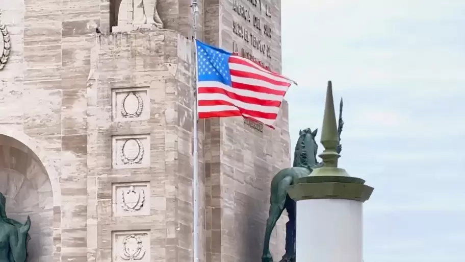 La bandera de Estados Unidos flameó en el Monumento a la Bandera Argentina, por decisión del Gobierno nacional.
