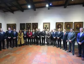 La foto que ilusiona al oficialismo: Milei y 13 representantes provinciales, de cara a la reforma electoral.