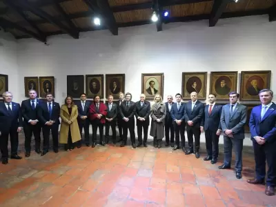 La foto que ilusiona al oficialismo: Milei y 13 representantes provinciales, de cara a la reforma electoral.