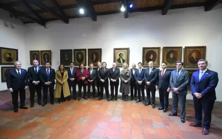 La foto que ilusiona al oficialismo: Milei y 13 representantes provinciales, de cara a la reforma electoral.