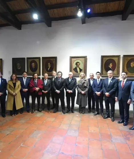 La foto que ilusiona al oficialismo: Milei y 13 representantes provinciales, de cara a la reforma electoral.