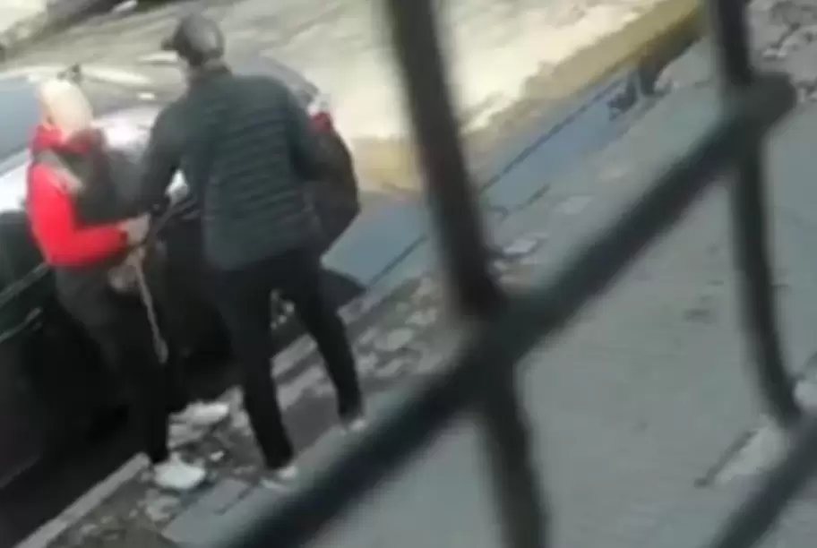 Escenas del robo que terminó con la muerte de un delincuente en Gerli.