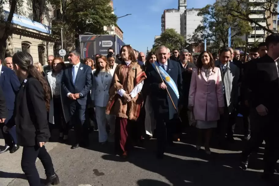 La vicepresidenta Victoria Villarruel junto al gobernador Osvaldo Jaldo, rumbo a la Catedral de Tucumán, por las celebraciones del 9 de Julio.