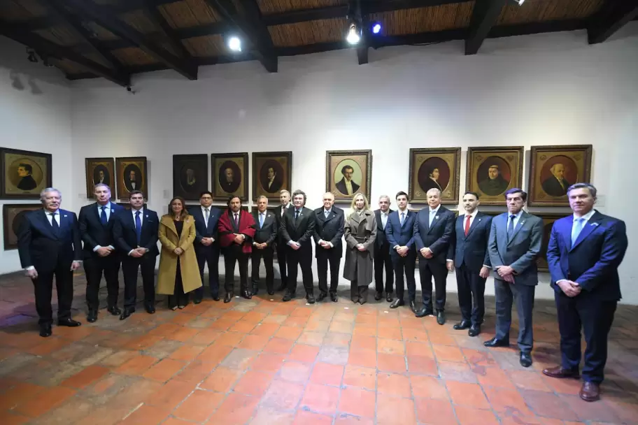 La foto de Milei junto a 13 gobernadores